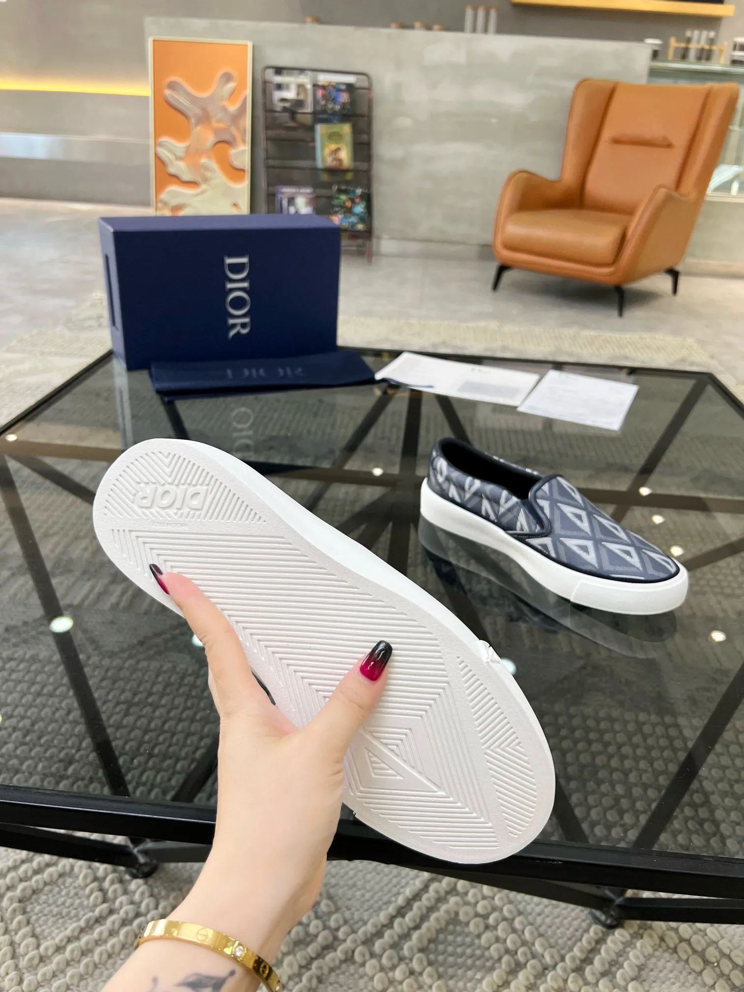 Factory price: 380💰D 🔍Top purchasing agent🇮🇹 Dior's super popular sneakers, popular sneakers, new products are synchronized with the counters. The uppers are imported cowhide from Italy. It is perfectly reproduced with complex craftsmanship that is a must-have for fashionistas. Imported soft water-dyed cowhide lining and foot pads Sole: The original sole is specially provided by the original factory, the exclusive movable molded sole is super comfortable, the original factory follows the order, 🔍🔍high quality, you can enter and exit the counter at will, welcome to compare, the code number is 39-44 (38 45 can be ordered)